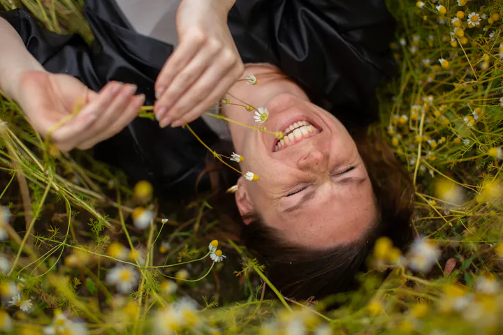 Verliebtes Paar liegt zwischen Blumen