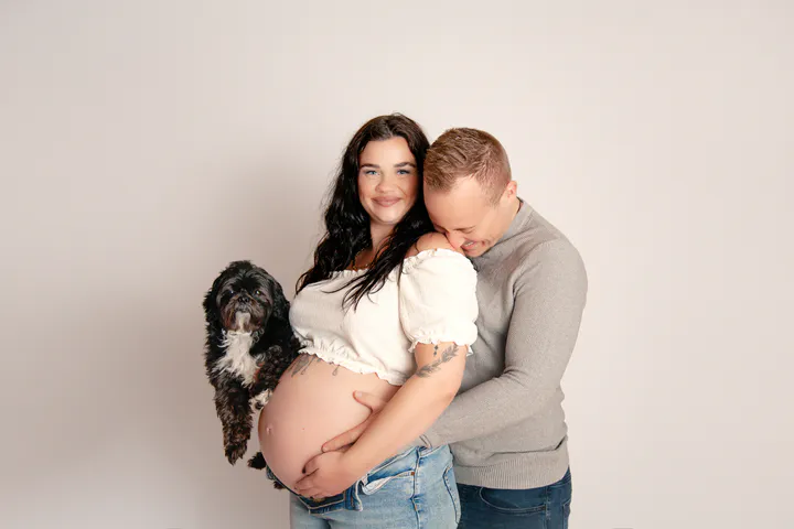 Werdende Eltern mit ihrem Hund