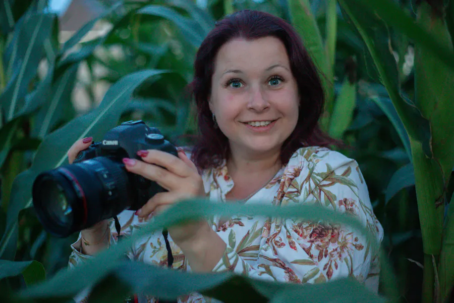 Fotografin Olga Kajss mit ihrer Kamera